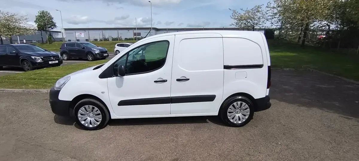 Usado Citroën Berlingo 75 CV (55 kW) 2018 Blanco Monovolumen