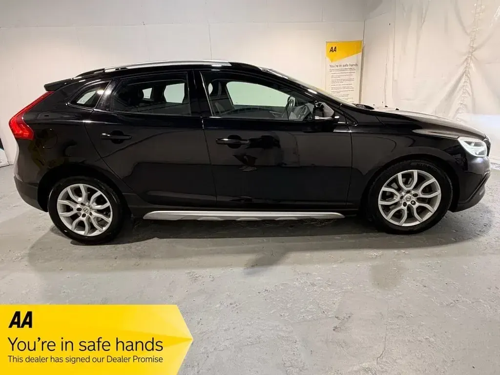 Used Volvo V40 Pro 120 HP (88 kW) 2016 Black Hatchback
