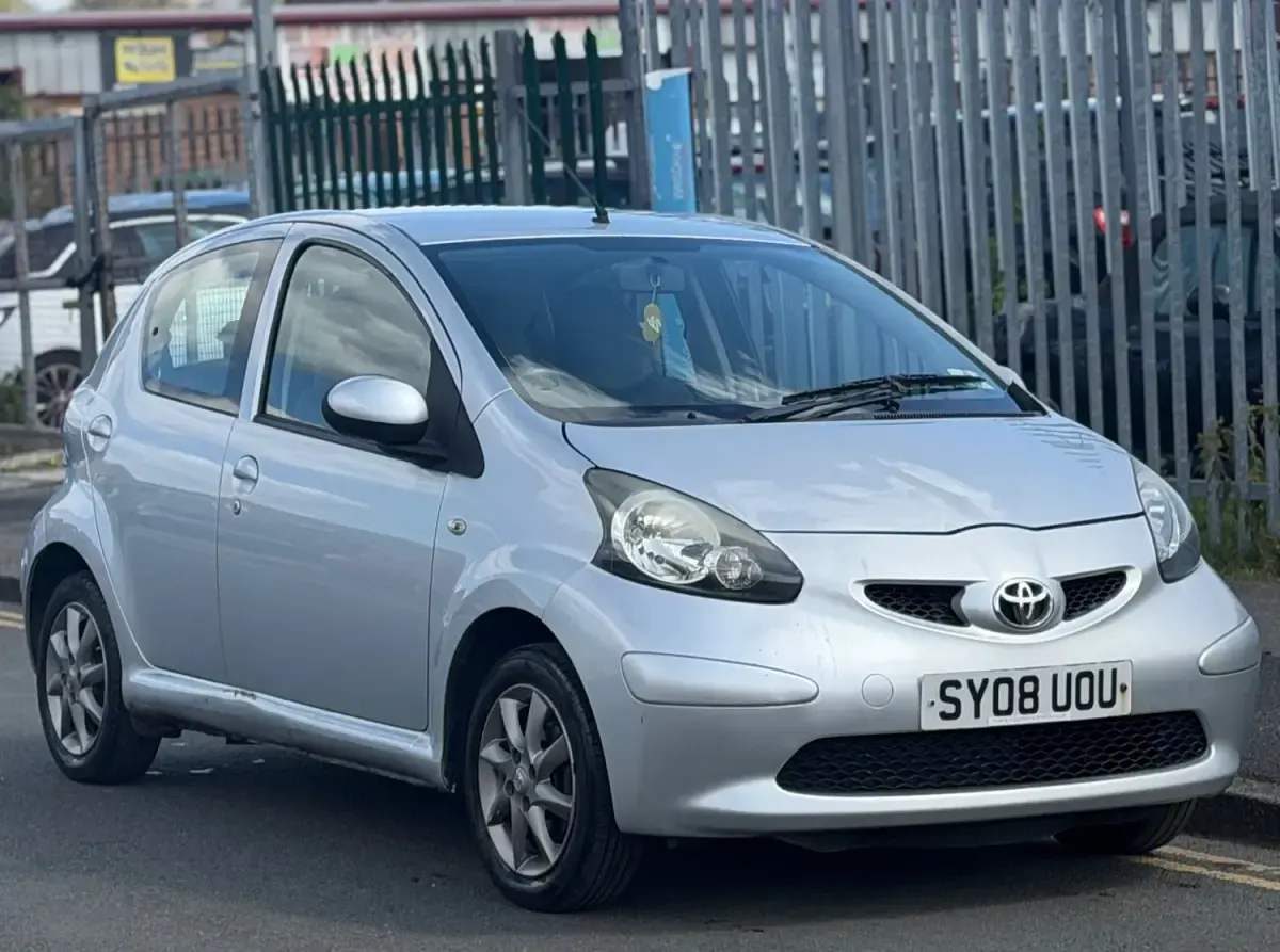 Usado Toyota Aygo Platinum 67 HP (49 kW) 2008 Prateado Citadino