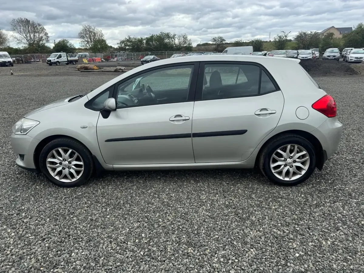 Usado Toyota Auris 2007 Plateado Utilitario