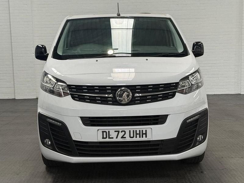 Second-hand Vauxhall Vivaro Sportive 2023 Alb Monovolum
