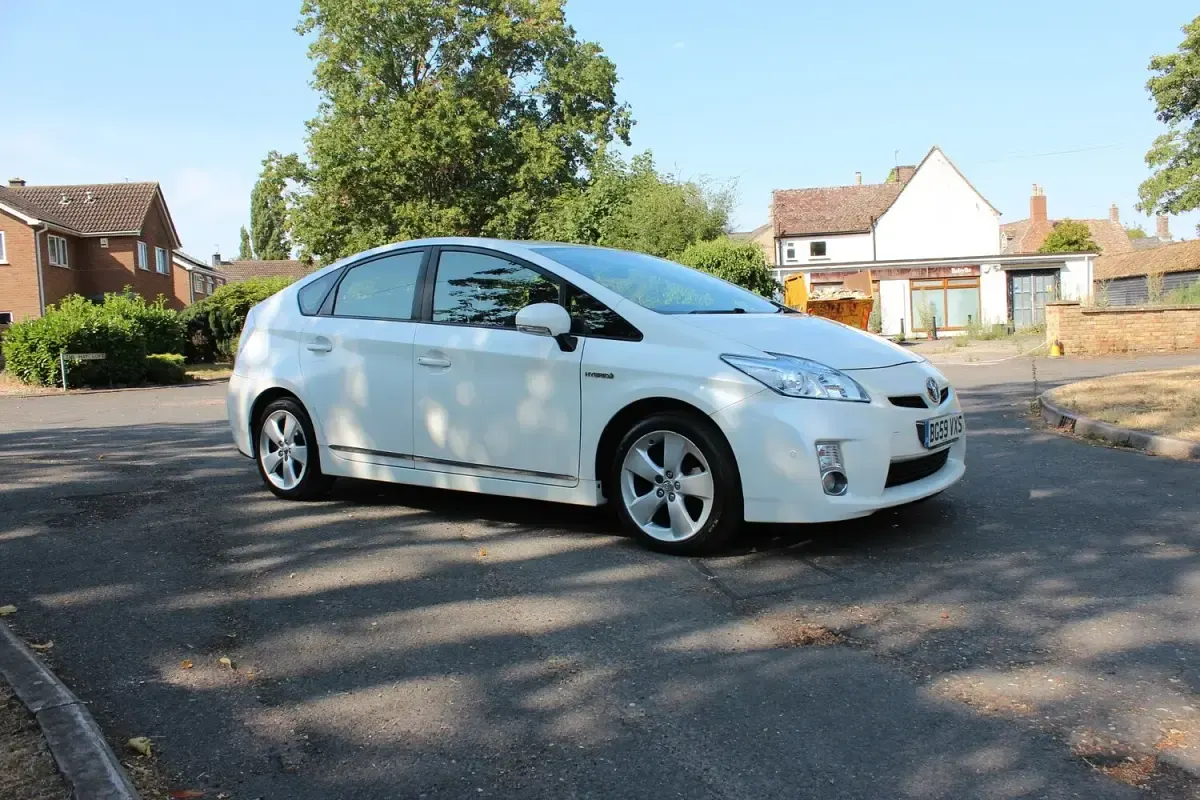 Used Toyota Prius 136 HP (100 kW) 2009 White Hatchback