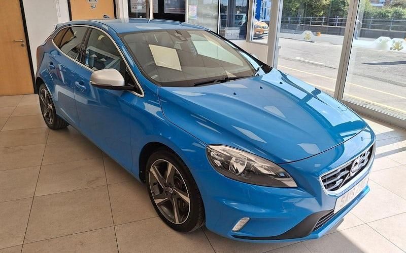 Used 2017 Volvo V40 R-Design Estate | £6,495 (Good price) - Image 1/4