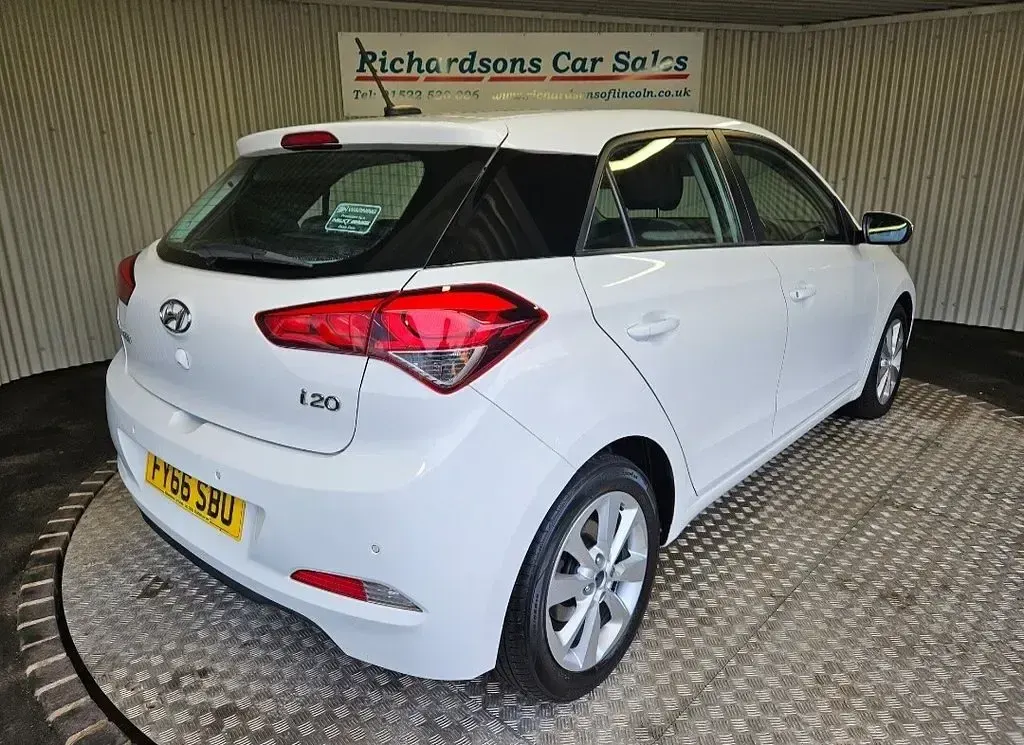 Used Hyundai i20 Edition 100 HP (73 kW) 2016 White Hatchback