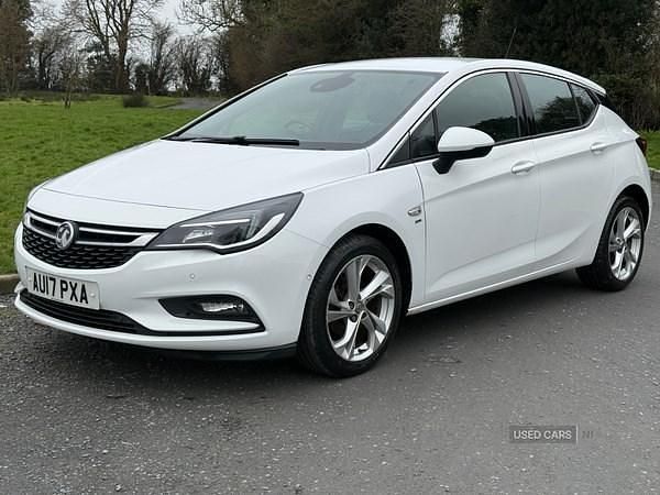 Used Vauxhall Astra SRi 150 HP (110 kW) 2017 White Hatchback