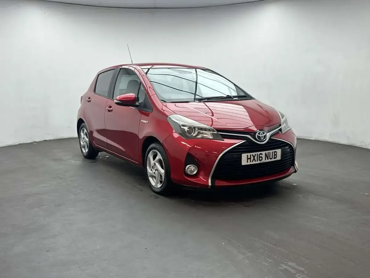 Used Toyota Yaris 100 HP (73 kW) 2016 Red Hatchback