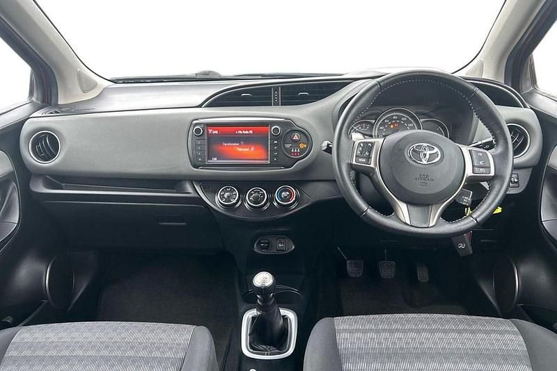 Used Toyota Yaris 69 HP (50 kW) 2016 Red Hatchback