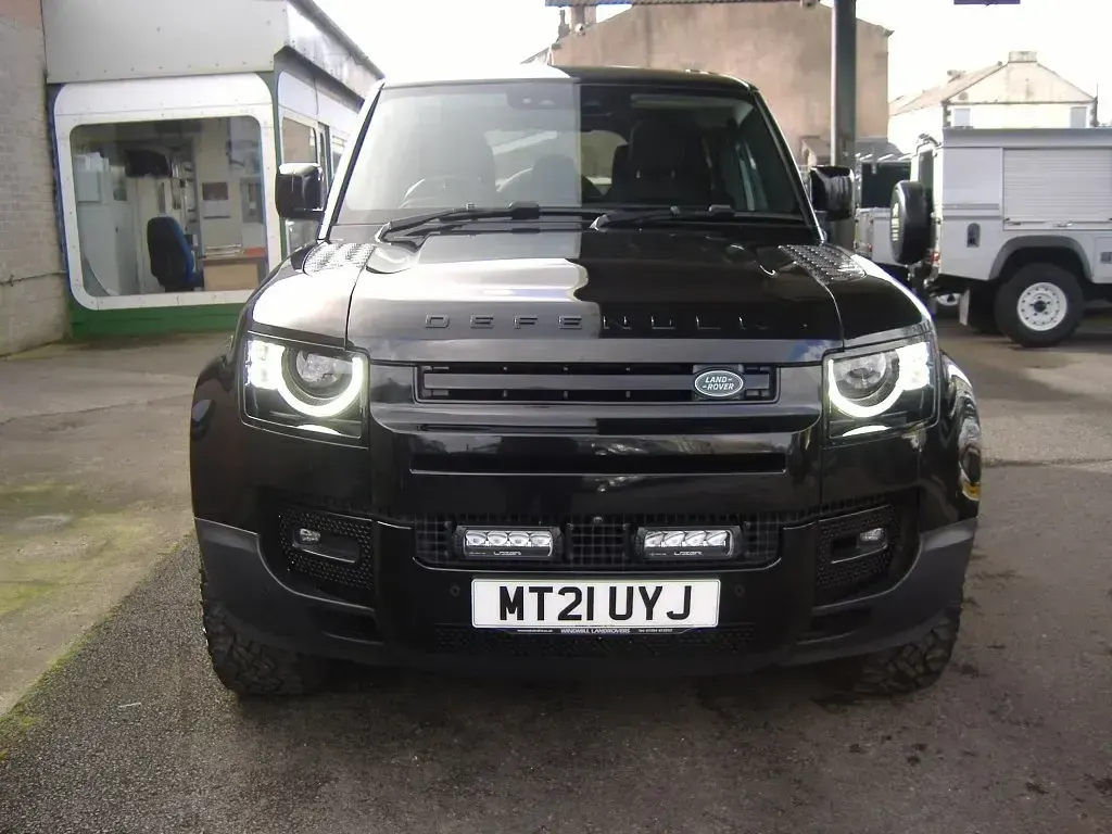 Usado Land Rover Defender SE 2021 Preto SUV