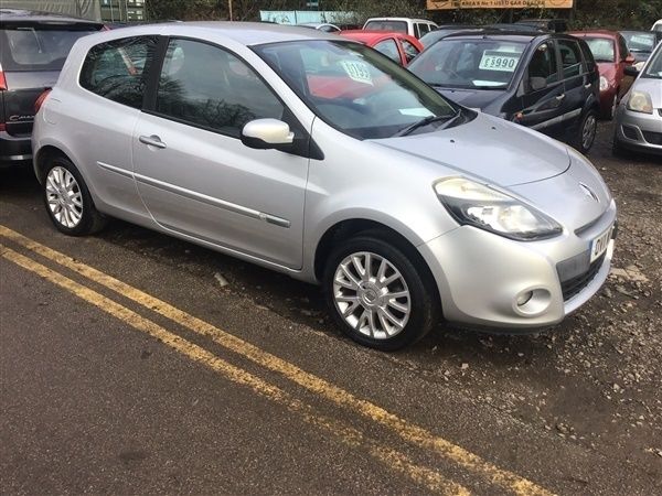 Silver Used 2011 Renault Clio II Dynamique Hatchback | £1,990 (Good price) - Image 1/1