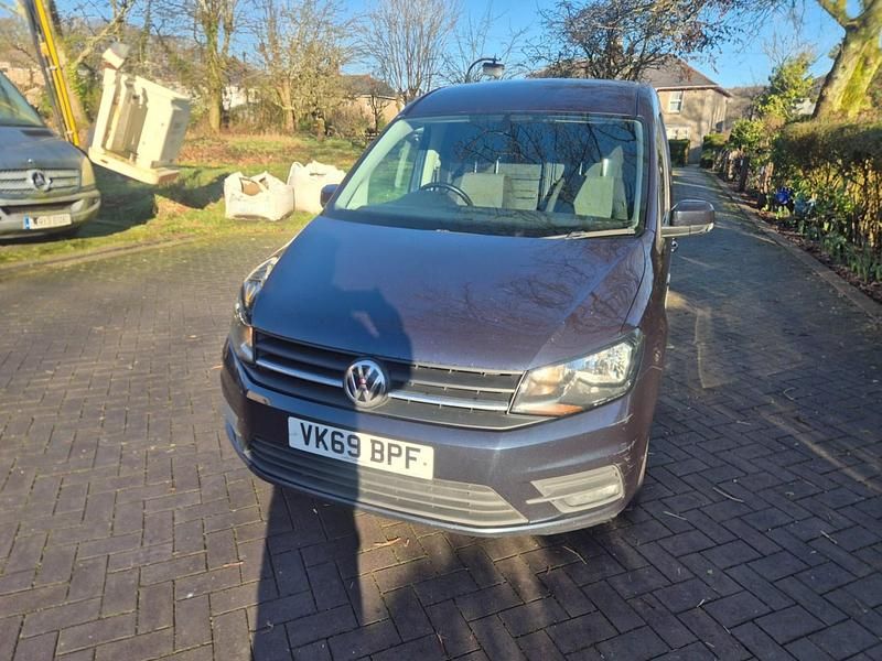 Begagnad VW Caddy Highline 102 HK (75 kW) 2019 Blå Minibuss