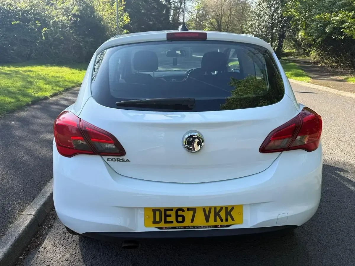 Used Vauxhall Corsa SRi 75 HP (55 kW) 2017 White Hatchback