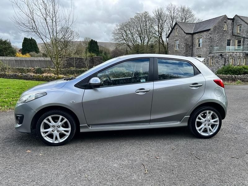 Begagnad Mazda 2 2011 Grå Halvkombi
