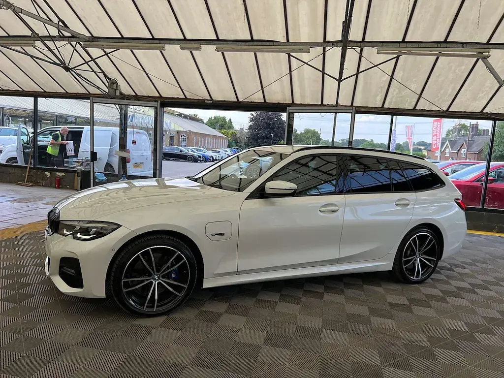 Used BMW 330e M Sport 292 HP (214 kW) 2022 White Estate
