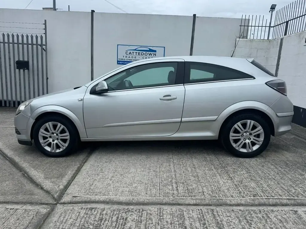 Used Vauxhall Astra Design Edition 115 HP (84 kW) 2009 Silver Hatchback