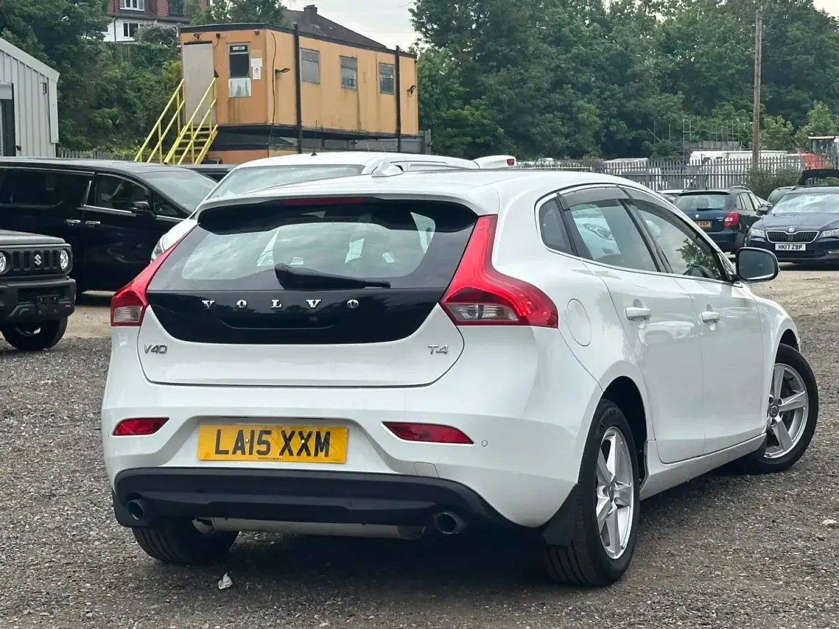 Gebraucht Volvo V40 SE Lux 180 PS (132 kW) 2015 Weiß Kleinwagen