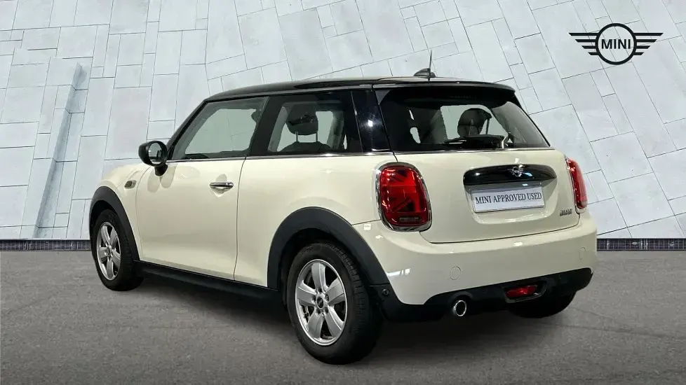 Used Mini Cooper Classic 134 HP (98 kW) 2019 White Hatchback