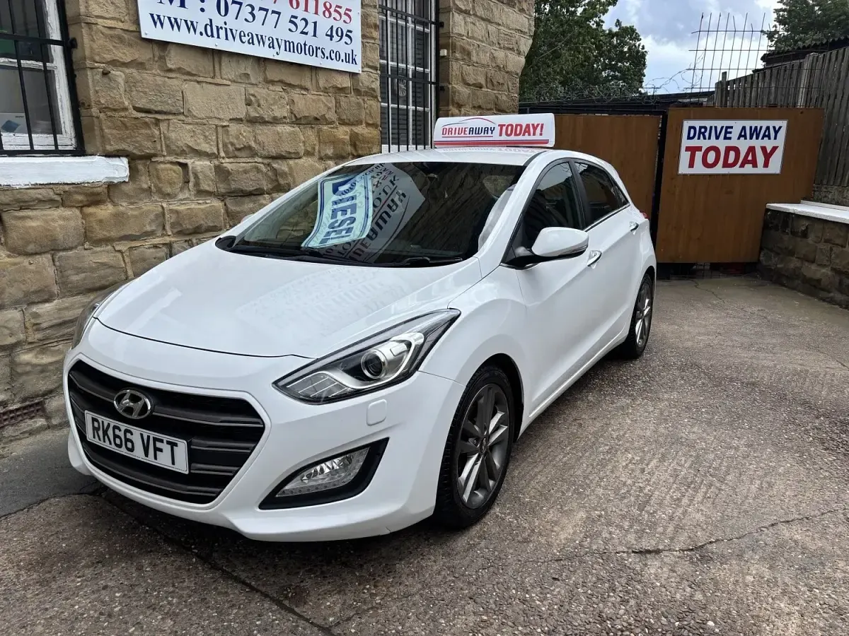 Used Hyundai i30 Premium 136 HP (100 kW) 2016 White Hatchback