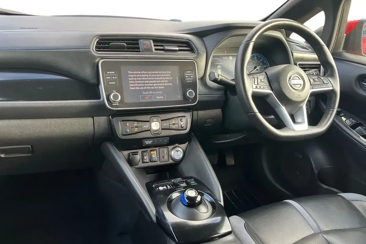 Begagnad Nissan Leaf 360º 110 kW (150 HK) 2022 Röd Halvkombi