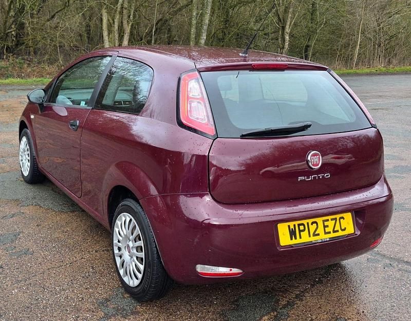 Used Fiat Punto Pop 69 HP (50 kW) 2012 Red Hatchback