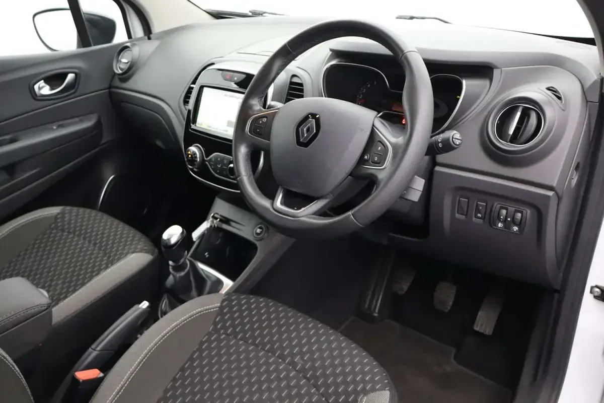 Used Renault Captur Dynamique 120 HP (88 kW) 2017 White and black SUV