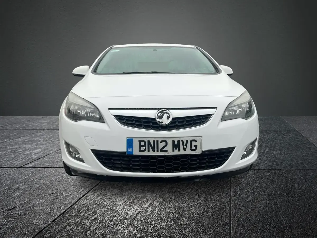 Used Vauxhall Astra SRi 115 HP (84 kW) 2012 White Hatchback