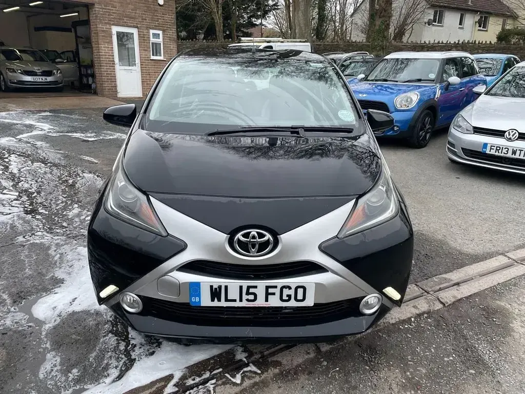 Usado Toyota Aygo X-clusiv 69 HP (50 kW) 2015 Preto Citadino