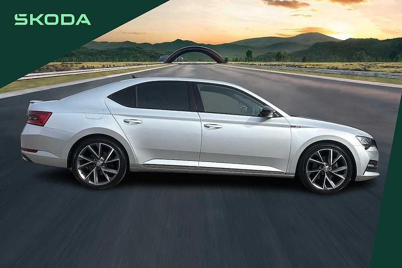 Usado Skoda Superb SportlinePlus 147 CV (108 kW) 2024 Plateado Utilitario