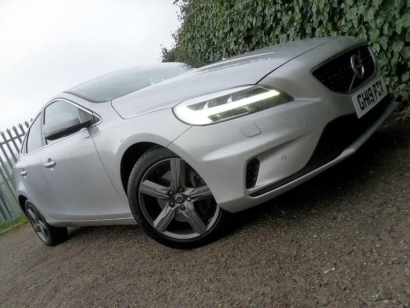 Used Volvo V40 R-Design 122 HP (89 kW) 2019 Silver Hatchback