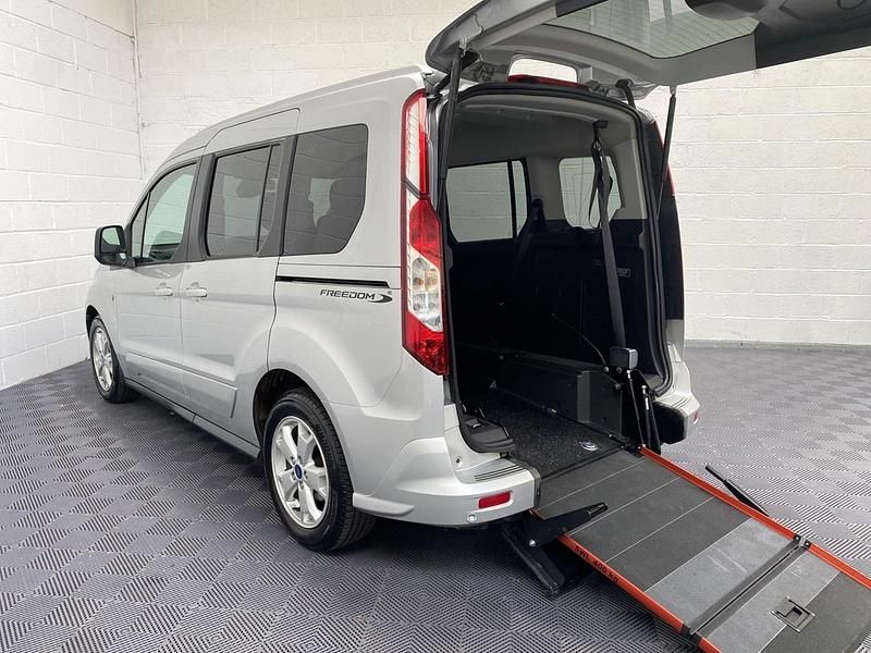 Silver Used 2016 Ford Tourneo Connect Titanium MPV | £10,995 (Fair price) - Image 1/4
