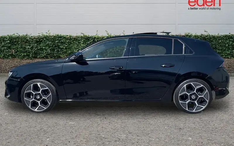 Used Vauxhall Astra Ultimate 131 HP (96 kW) 2025 Black Hatchback