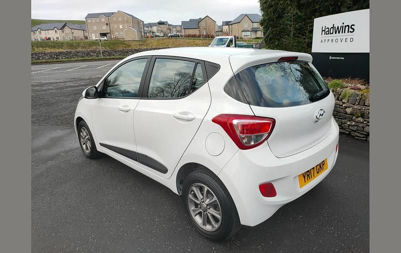 Used Hyundai i10 Premium 86 HP (63 kW) 2017 White Hatchback