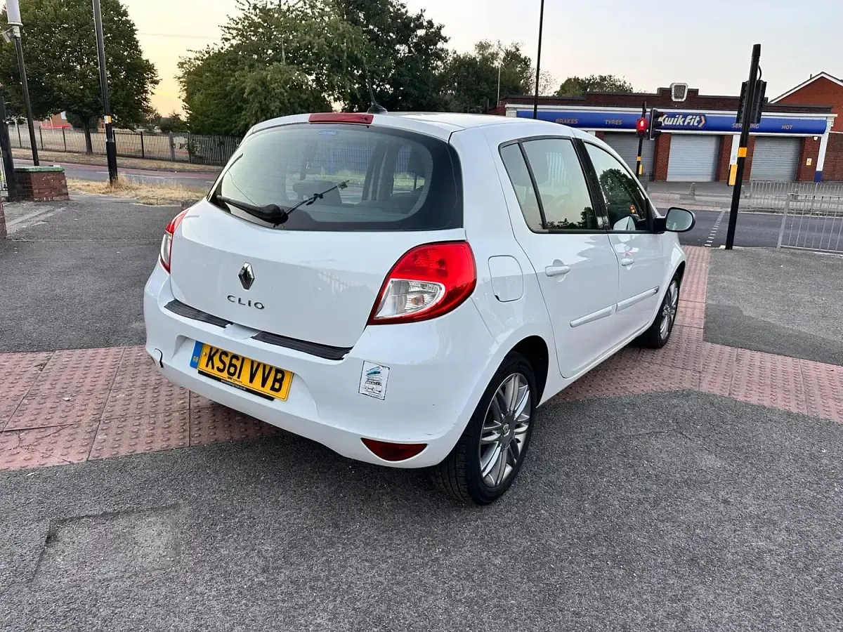 Used Renault Clio Dynamique 2011 White Hatchback