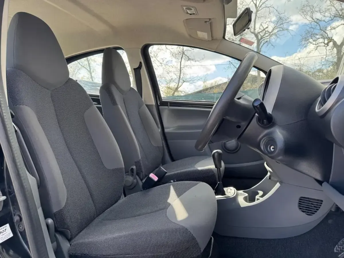 Begagnad Peugeot 107 68 HK (50 kW) 2007 Svart Halvkombi