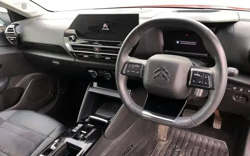 Begagnad Citroën e-C4 Shine 100 kW (136 HK) 2023 Röd Halvkombi