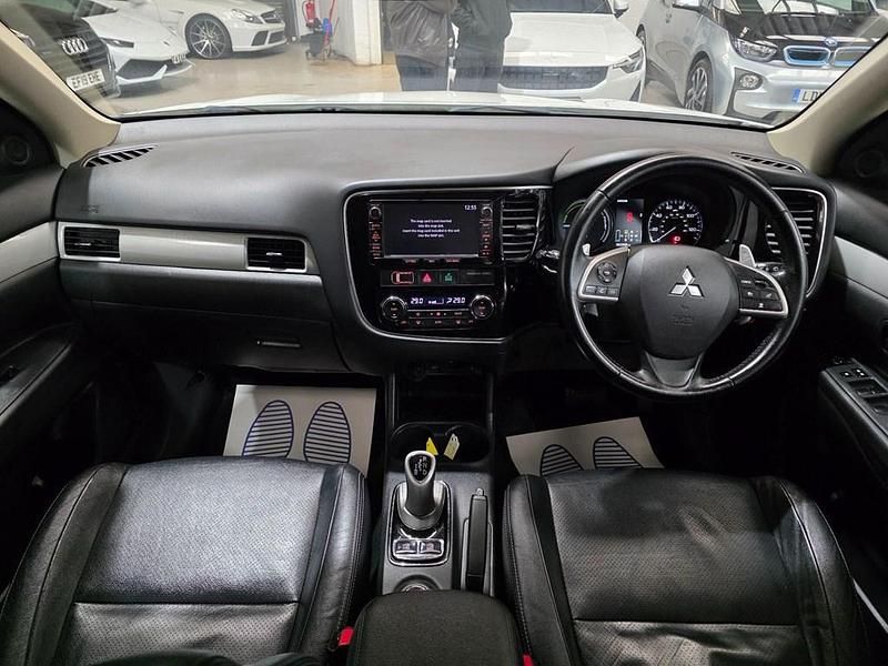 Used Mitsubishi Outlander P-HEV 2015 White SUV