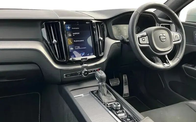 Used Volvo XC60 R-Design 250 HP (183 kW) 2018 Red SUV