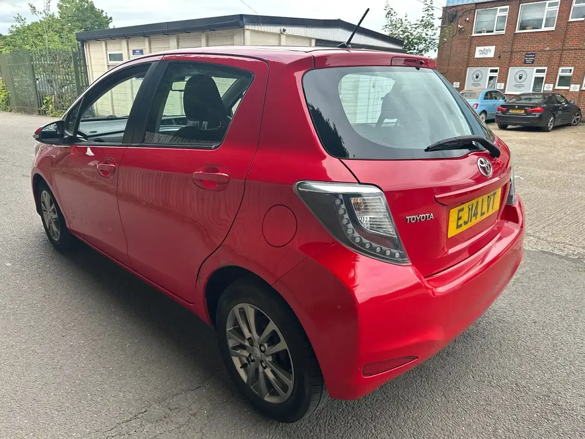 Used Toyota Yaris 90 HP (66 kW) 2014 Red Hatchback