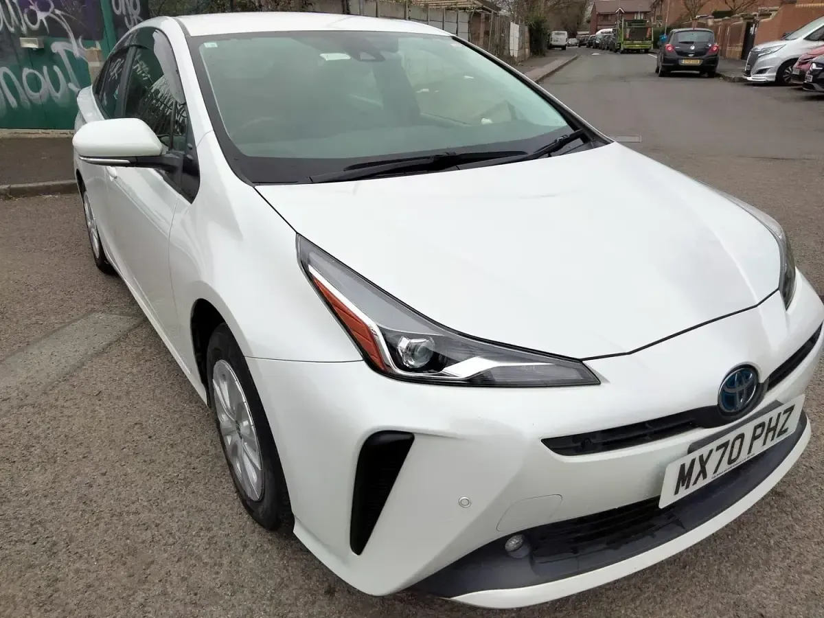 Used Toyota Prius 140 HP (102 kW) 2026 White Hatchback