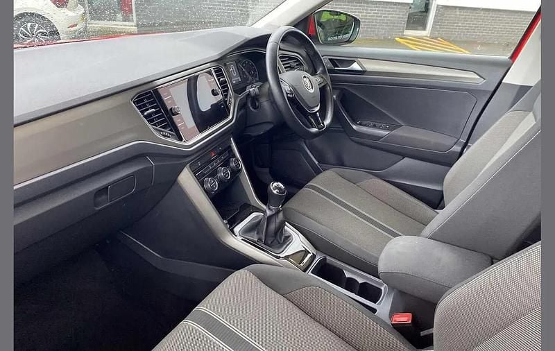 Used VW T-Roc SE 115 HP (84 kW) 2020 Red SUV