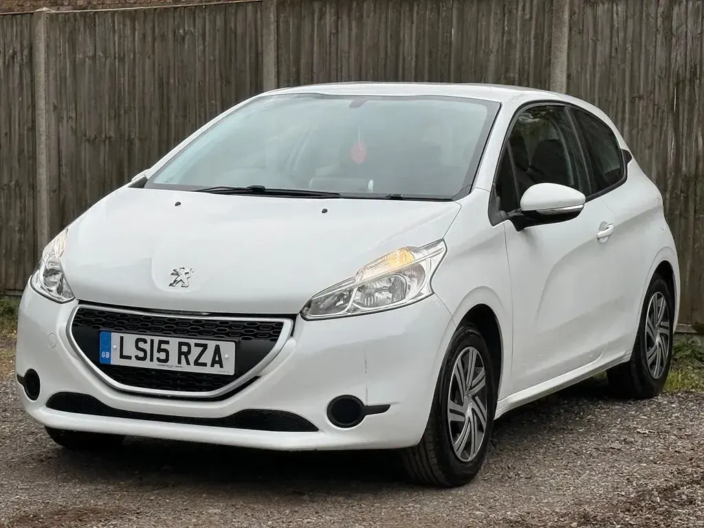 Used Peugeot 208 Access 68 HP (50 kW) 2015 White Hatchback