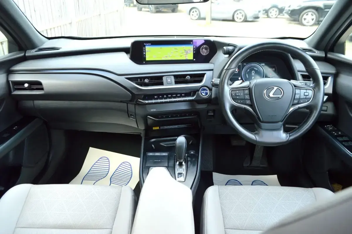 Usado Lexus UX 150 kW (204 HP) 2021 Prateado SUV