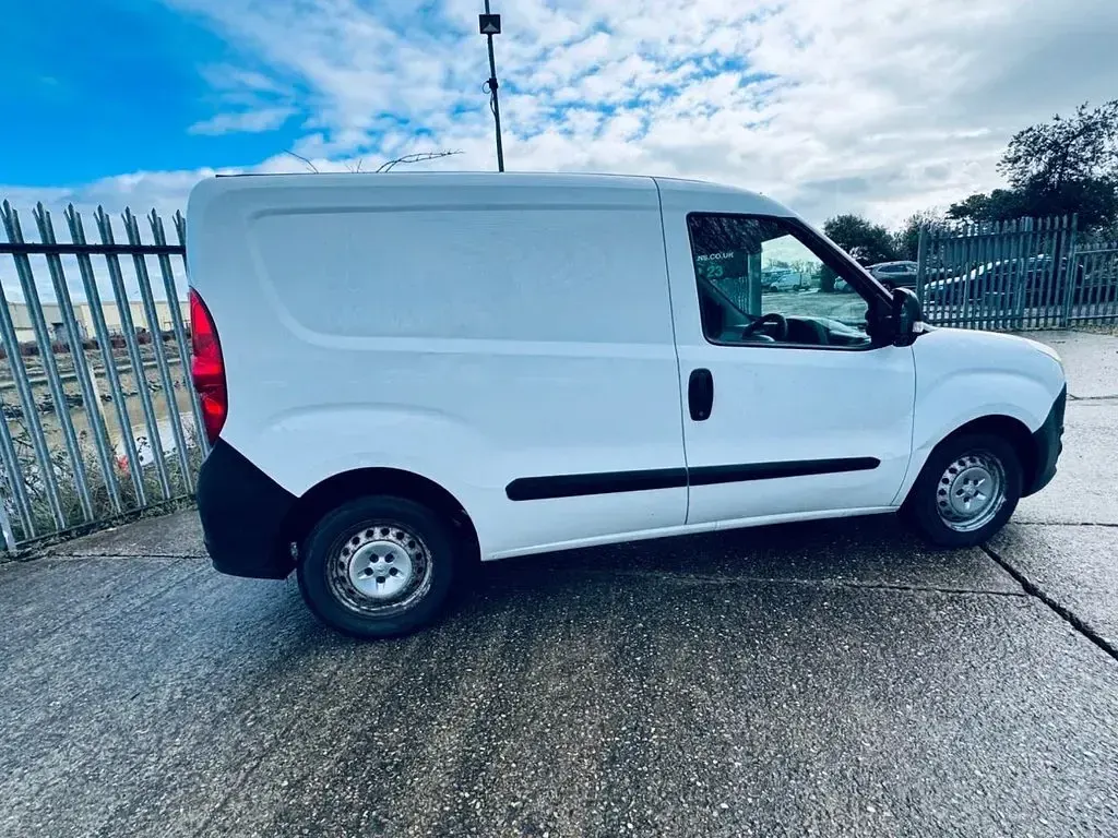 Used Vauxhall Combo 2014 White MPV