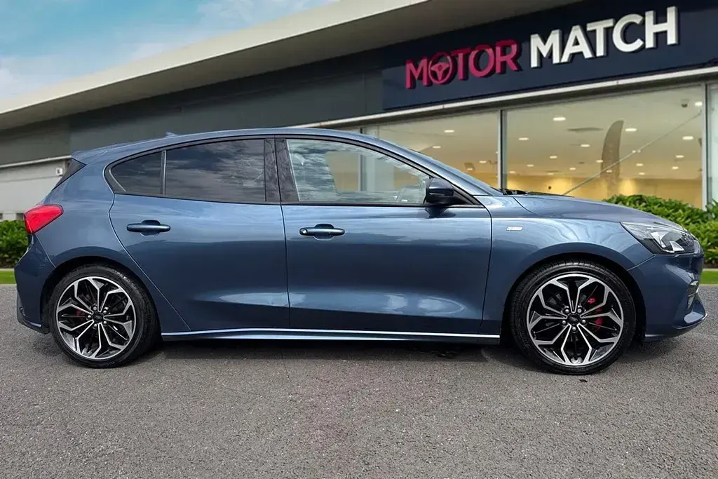 Begagnad Ford Focus ST-Line X 2020 Blå Halvkombi