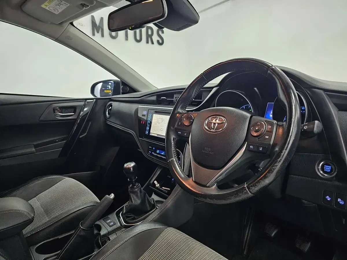 Used Toyota Auris 116 HP (85 kW) 2017 Blue Hatchback