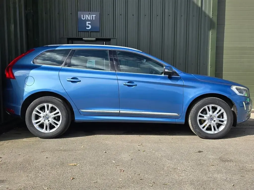 Used Volvo XC60 SE Lux 190 HP (139 kW) 2016 Blue SUV