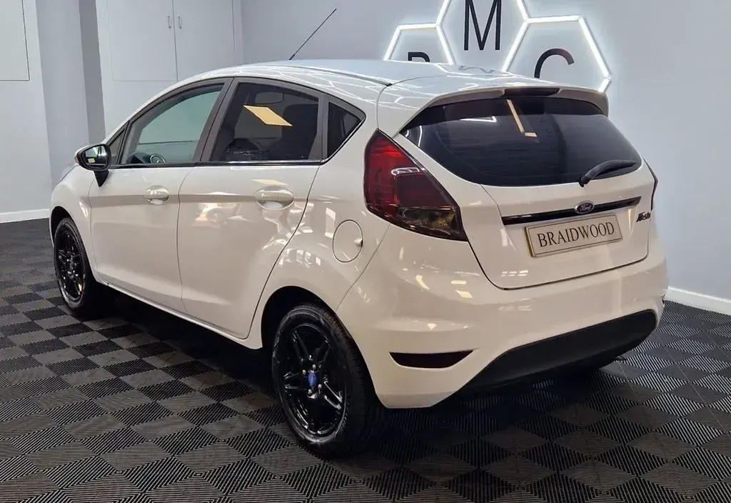 Used Ford Fiesta Zetec 82 HP (60 kW) 2013 White Hatchback