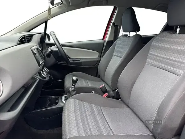 Used Toyota Yaris 99 HP (72 kW) 2016 Red Hatchback