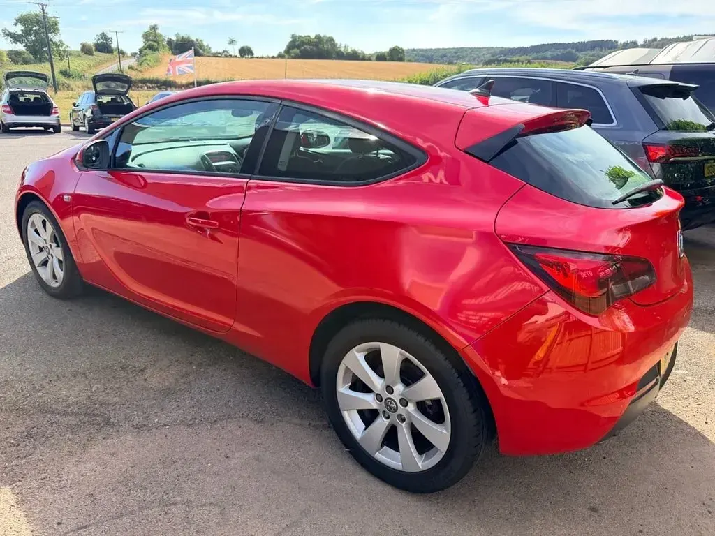 Used Vauxhall Astra GTC Sport 140 HP (102 kW) 2014 Red Hatchback