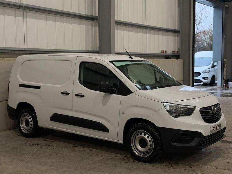 Second-hand Vauxhall Combo 100 CP (73 kW) 2024 Alb Monovolum