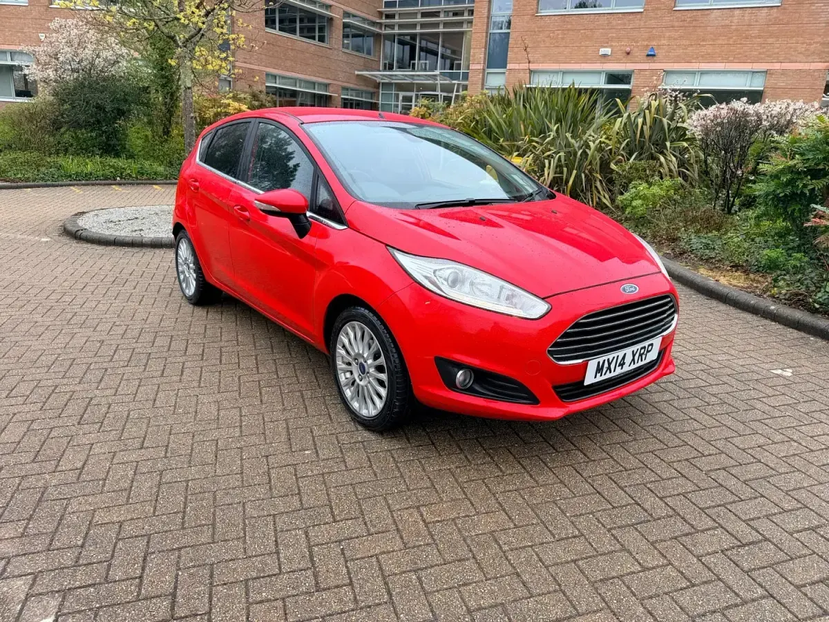 Używany Ford Fiesta Titanium 105 KM (77 kW) 2014 Czerwony Hatchback